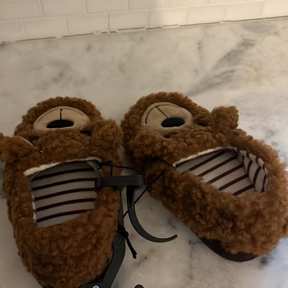 KIDS SLIPPERS NWT - Picture 3 of 3